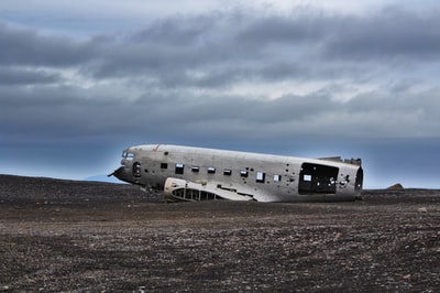 白天灰蒙蒙的天空下，地面上的飞机被压碎了